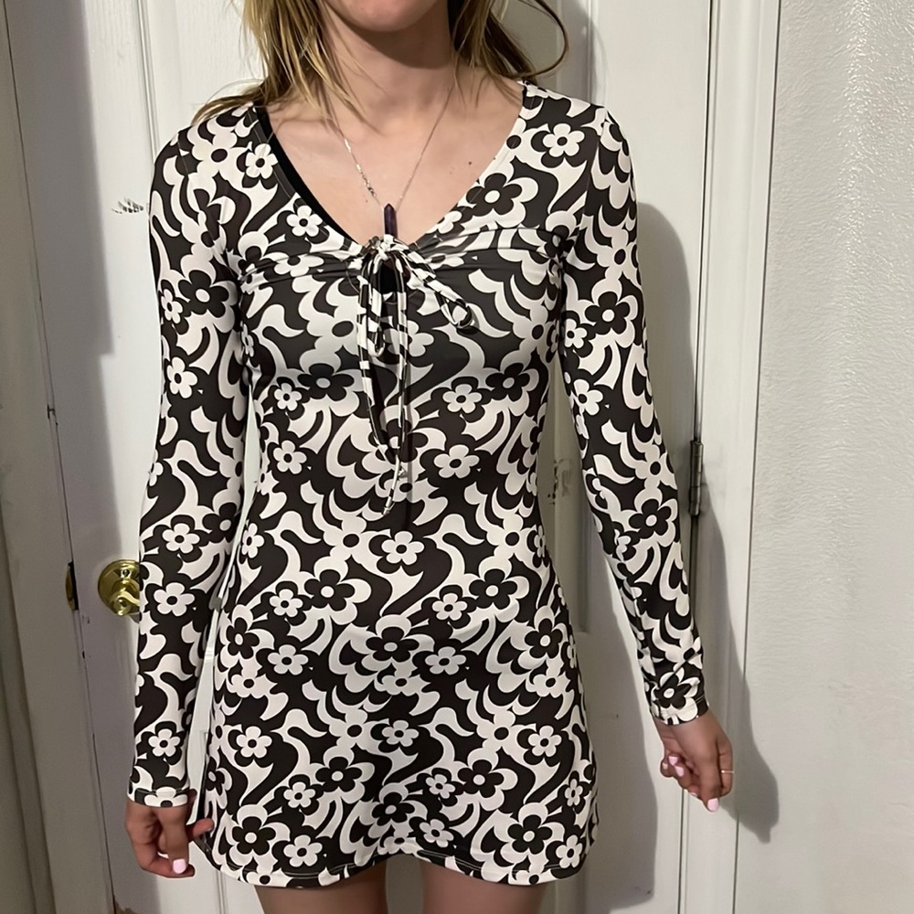 brown and white 70s flower mini dress 🌊